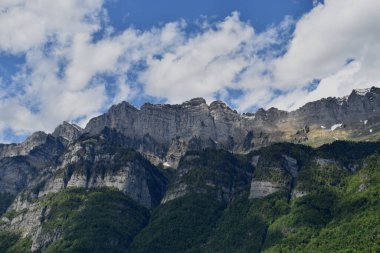 İsviçre 'nin Walenstadt şehrindeki güzel dağ manzarası 22.5.2020
