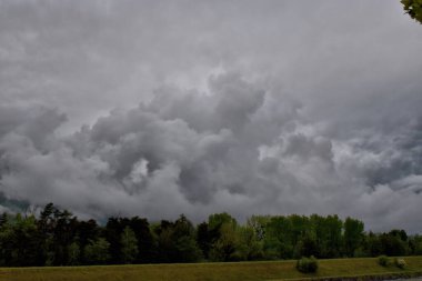İsviçre 'deki Ren Vadisi' ndeki fırtınadan sonra inanılmaz bulut oluşumu 22.5.20