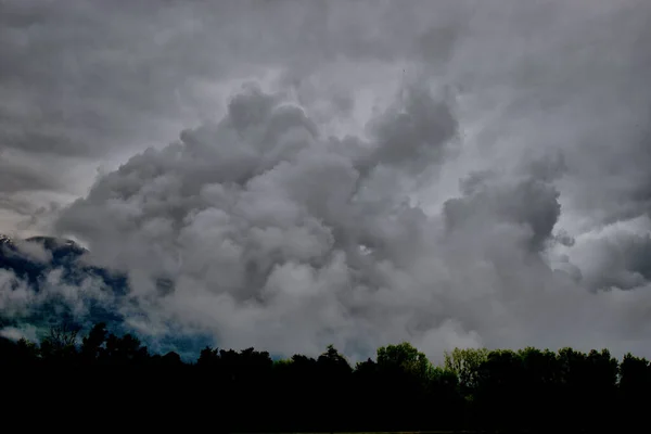 瑞士莱茵河流域一场风暴后形成的令人惊奇的云彩 — 图库照片