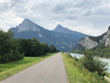 İsviçre 'deki iki dağ zirvesi gökyüzüne ulaşmaya çalışıyor.