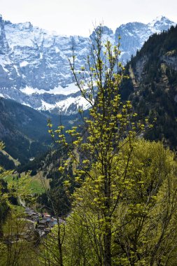 Klausenpass 8.5.2020 boyunca İsviçre dağ manzarası