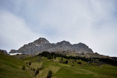 Klausenpass 8.5.2020 boyunca İsviçre dağ manzarası