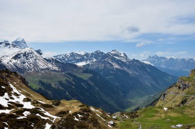 Klausenpass 8.5.2020 boyunca İsviçre dağ manzarası