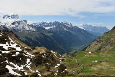 İsviçre Klausenpass 'taki güzel dağ manzarası 8.5.2020