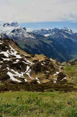 İsviçre Klausenpass 'taki güzel dağ manzarası 8.5.2020