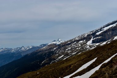 İsviçre 'de Klausenpass' a yapılan bir yolculuk sırasında dağ manzarası. 8.5.2020