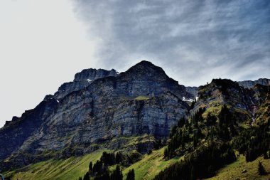 İsviçre 'de Klausenpass' a yapılan bir yolculuk sırasında dağ manzarası. 8.5.2020