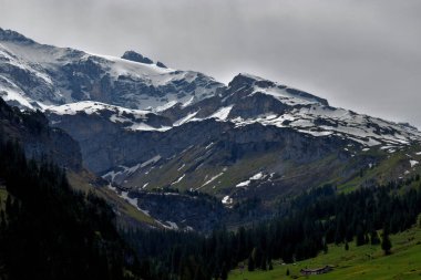 İsviçre 'de Klausenpass' a yapılan bir yolculuk sırasında dağ manzarası. 8.5.2020