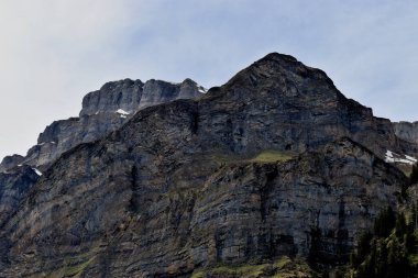 İsviçre 'de Klausenpass' a yapılan bir yolculuk sırasında dağ manzarası. 8.5.2020