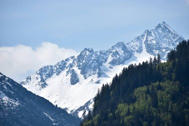 İsviçre 'de Oberalppass' a yapılan bir gezi sırasında dağ manzarası. 8.5.2020