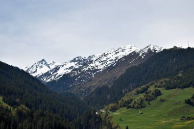 İsviçre 'de Oberalppass' a yapılan bir gezi sırasında dağ manzarası. 8.5.2020