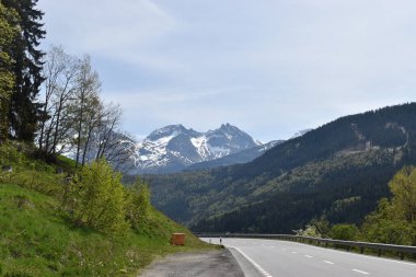 İsviçre 'de Oberalppass' a yapılan bir gezi sırasında dağ manzarası. 8.5.2020