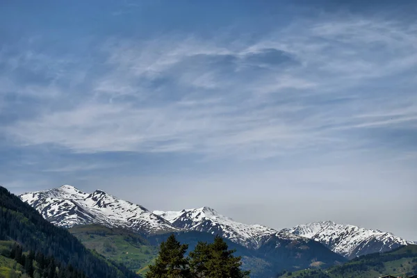 オーバーアルプスへの道路旅行中のスイスの山のピーク8 2020 — ストック写真