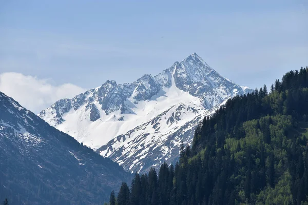 オーバーアルプスへの道路旅行中のスイスの山のピーク8 2020 — ストック写真