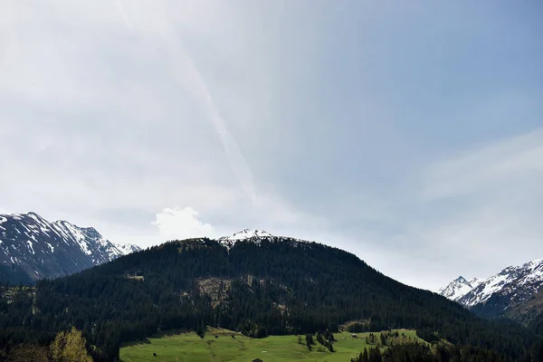 スイスのオーバーアルプスへの道路旅行中の山のパノラマ8 2020 — ストック写真