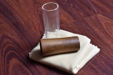 Gitaristler tarafından kaymak için kullanılan iki şişe. 