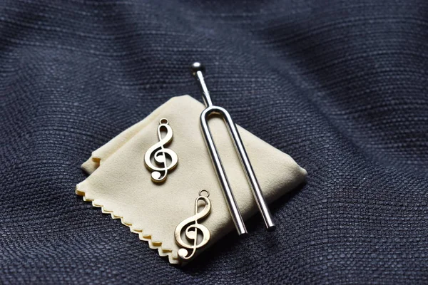 Müzisyenler tarafından kullanılan diyapazon ve anahtar.