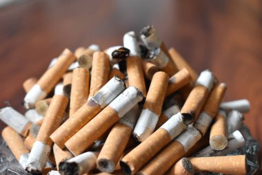 Kül tablasında kullanılmış sigara.