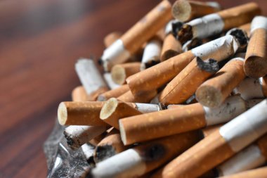 Sigara izmaritleri kül tablasında