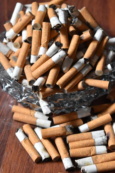 灰皿の中の使用済みタバコ — ストック写真