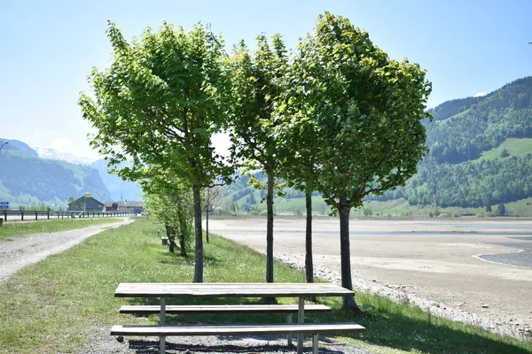 Άδειο Παγκάκι Στο Sihlsee Της Ελβετίας Κατά Διάρκεια Της Κρίσης — Φωτογραφία Αρχείου
