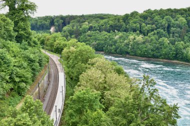 Ren nehrindeki tren yolu İsviçre 20.5.2020 'de.