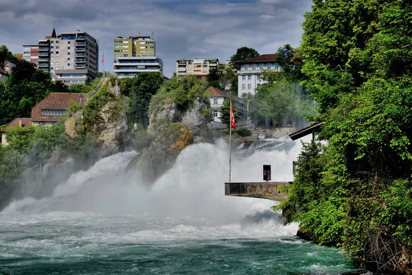 Kükreyen Ren İsviçre 'ye düşüyor. 20.5.2020