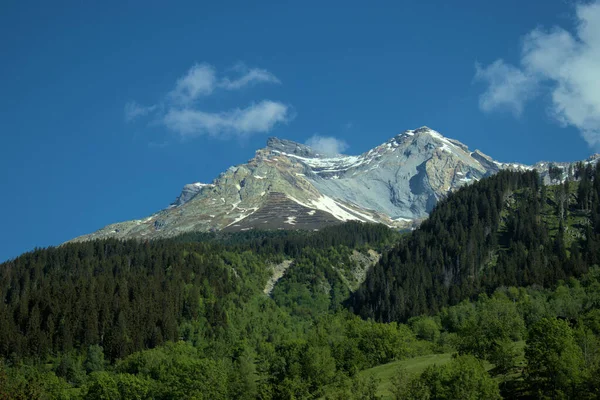 在通往瑞士最高山口的路上凝视着全景 2020年5月21日 — 图库照片