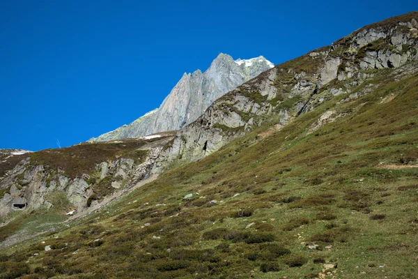 スイスのオーバーアルプスへ向かう途中の高山の風景21 2020 — ストック写真