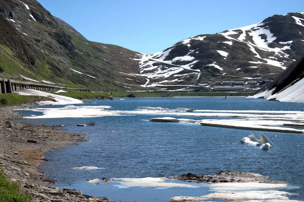 瑞士最高峰顶上的小湖和美景2020年5月21日 — 图库照片