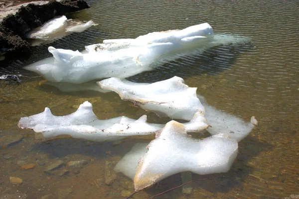 Les Étagères Glace Dérivent Sur Lac Sommet Oberalppass Suisse 2020 — Photo