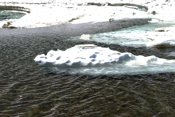 Las Plataformas Hielo Están Deriva Lago Parte Superior Del Oberalppass —  Fotos de Stock