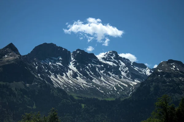 Niesamowite Szczyty Górskie Podczas Jazdy Przez Szwajcarię 2020 — Zdjęcie stockowe