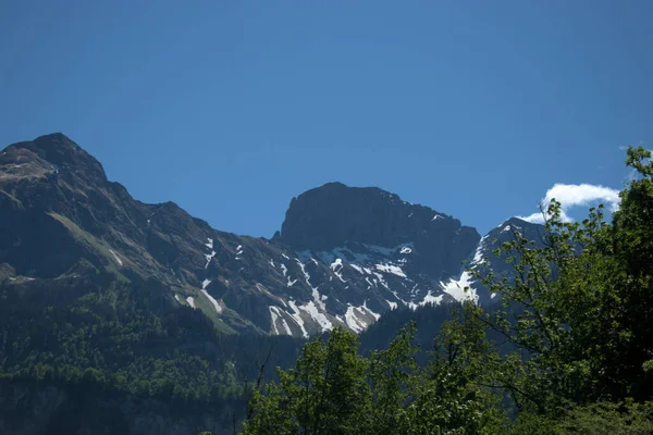 スイスをドライブしながら素晴らしい山の峰21 2020 — ストック写真