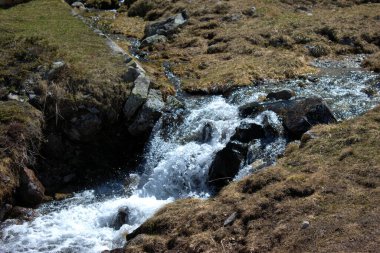 İsviçre 'deki Fluelapass' ta oldukça küçük bir alp şelalesi. 27.5.2020