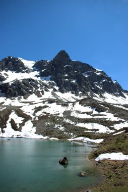 İsviçre 'deki Julierpass Gölü' nün tepesinde. 27.5.2020