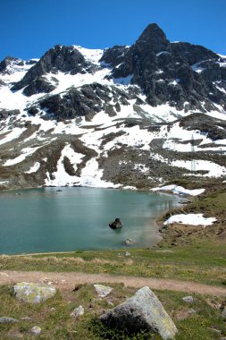İsviçre 'deki Julierpass Gölü' nün tepesinde. 27.5.2020