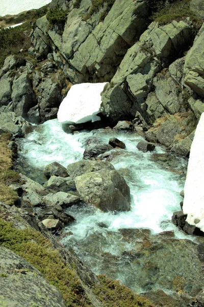 瑞士河流边的小高山瀑布 2020 — 图库照片