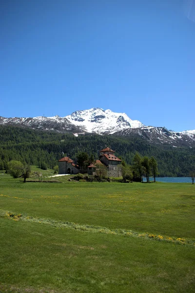 スイスのシルヴァプラナの美しい山のパノラマの前の城27 2020 — ストック写真