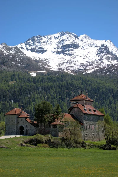 スイスのシルヴァプラナの美しい山のパノラマの前の城27 2020 — ストック写真