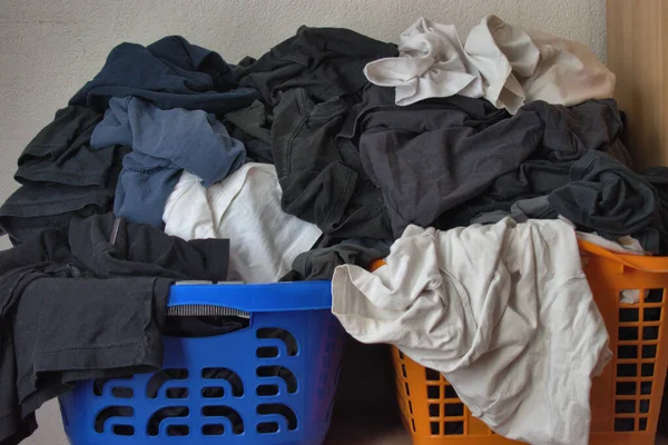 Βρώμικες Μπλούζες Ένα Καλάθι Είναι Έτοιμες Πλυθούν Στο Βαντούζ Στο — Φωτογραφία Αρχείου