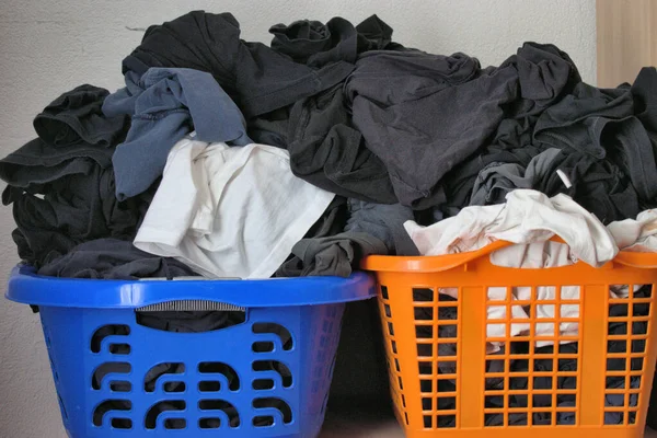 Βρώμικες Μπλούζες Ένα Καλάθι Είναι Έτοιμες Πλυθούν Στο Βαντούζ Στο — Φωτογραφία Αρχείου