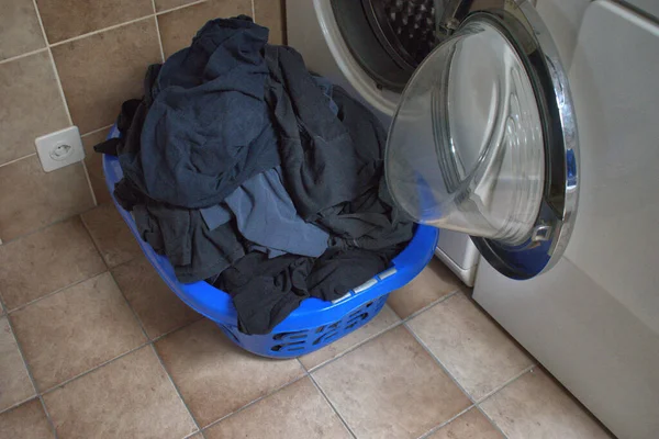 Lihtenştayn Vaduz Bir Çamaşır Makinesinin Önündeki Kokuşmuş Tişörtler 2020 — Stok fotoğraf