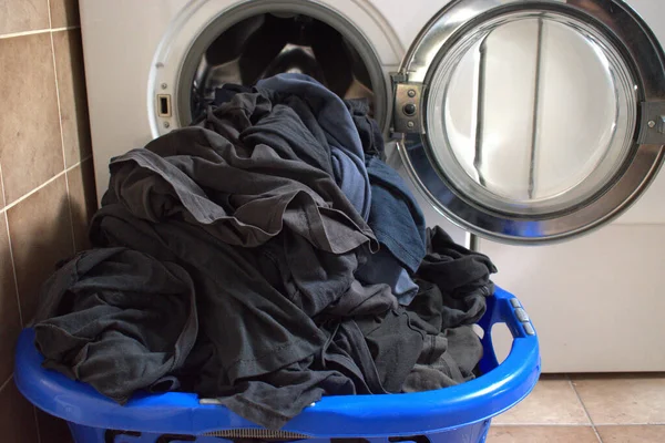 Lihtenştayn 'da Vaduz' da bir çamaşır makinesinin önündeki kokuşmuş tişörtler 11.6.2020