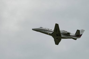 Zürih, İsviçre, 5 Ağustos 2025 G-NJAI Net Jets Cessna Citation XLS uçağı kalkıyor.