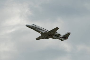 Zürih, İsviçre, 5 Ağustos 2025 G-NJAI Net Jets Cessna Citation XLS uçağı kalkıyor.