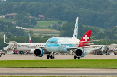 Zürih, İsviçre, 5 Ağustos 2025 G-TTNA British Airways Airbus A320-251N uçakları kapıya doğru ilerliyor.