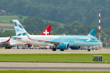 Zürih, İsviçre, 5 Ağustos 2025 G-TTNA British Airways Airbus A320-251N uçakları kapıya doğru ilerliyor.