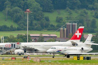 Zürih, İsviçre, 5 Ağustos 2025 D-AGBF Dassault Falcon 7X uçağı kalkıyor.