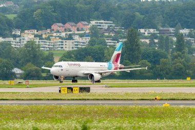 Zürih, İsviçre, 5 Ağustos 2025 D-ABNL Eurowings Airbus A320-214 kalkıyor.